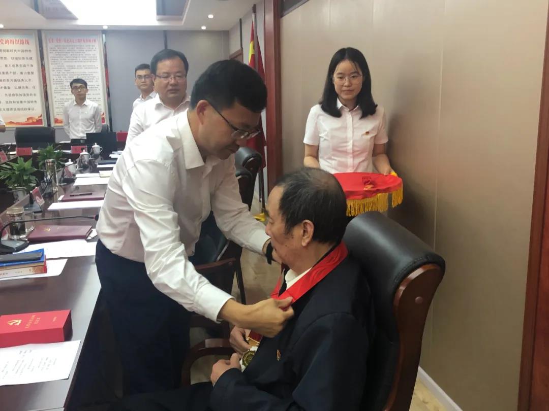 州委组织部召开“光荣在党50年”纪念章颁发暨优秀共产党员表彰大会 州委组织部召开“光荣在党50年”纪念章颁发暨优秀共产党员表彰大会